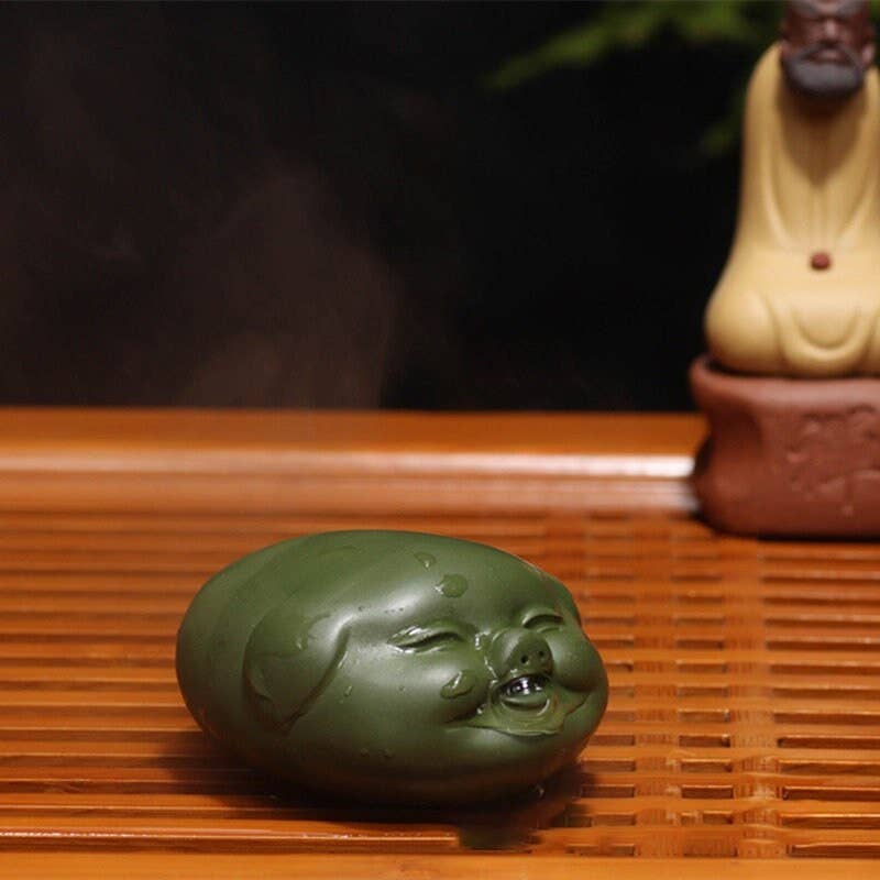 Vihreä onnenpossu. Käsintehty keraaminen teelemmikki.