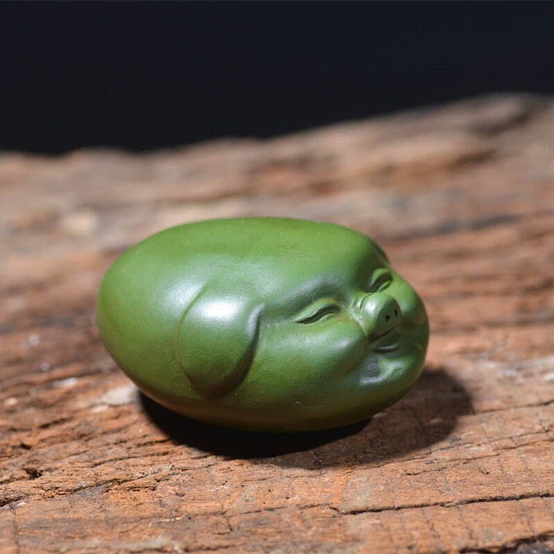 Vihreä onnenpossu. Käsintehty keraaminen teelemmikki.